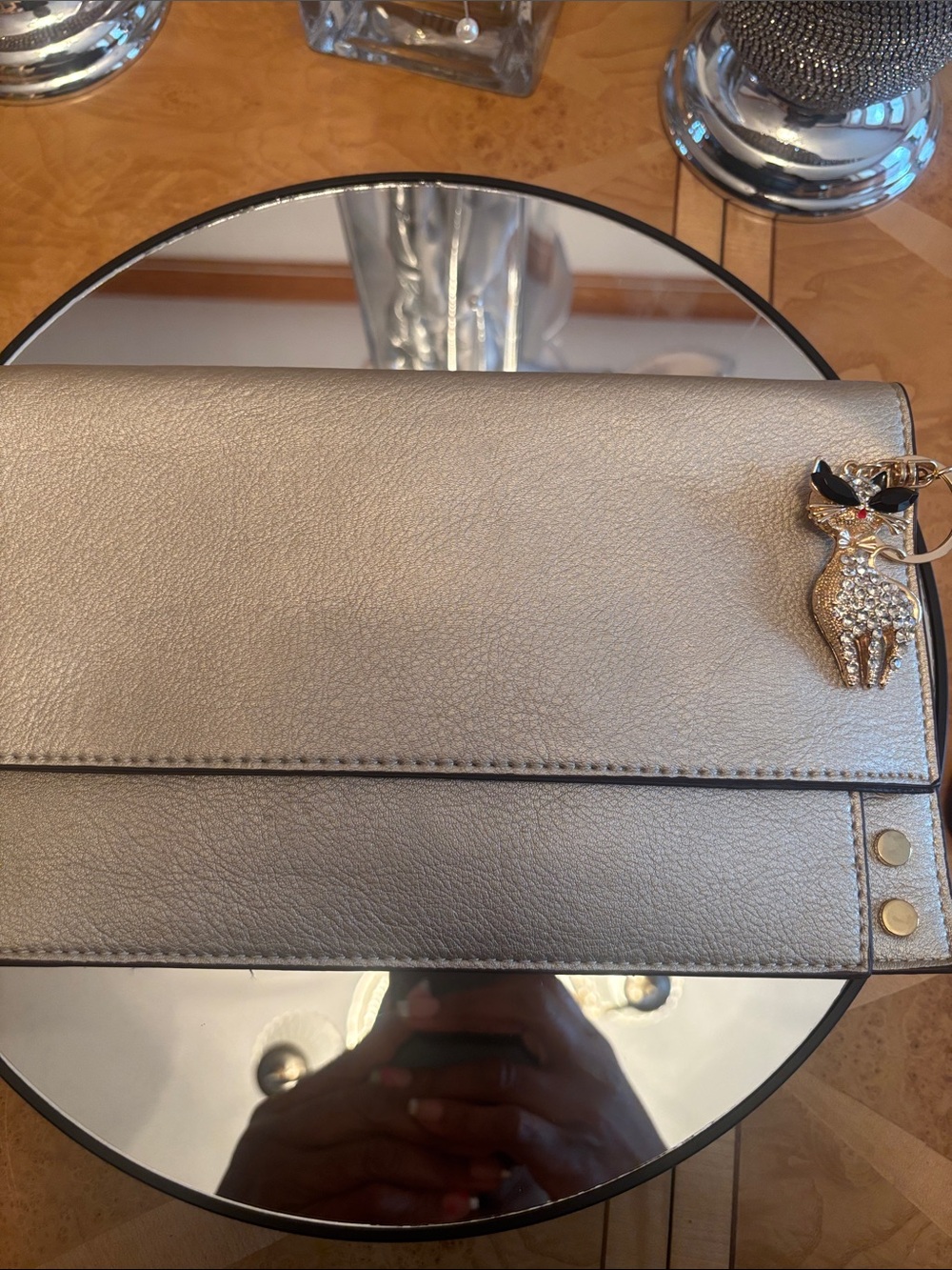 NWOT Unbranded Elegant Gold metallic Clutch/Crossbody Bag with bag charm